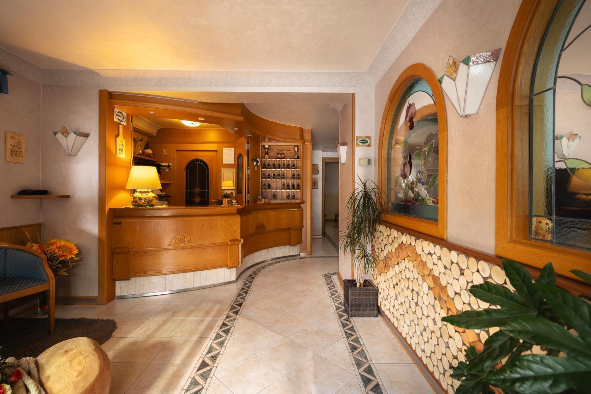 Hotel Villa Emma Madonna Exterior foto